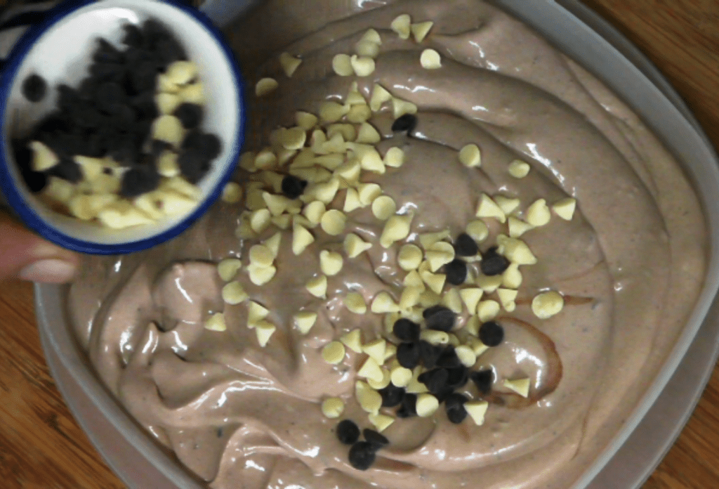 Easy chocolate ice-cream with chocochips