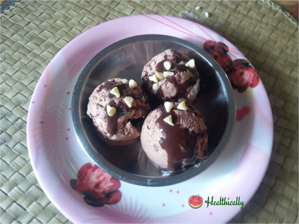 Easy chocolate ice-cream with chocochips