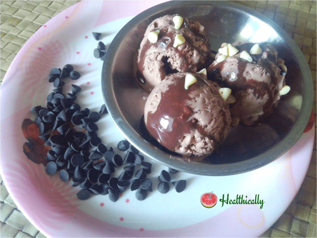 Easy chocolate ice-cream with chocochips