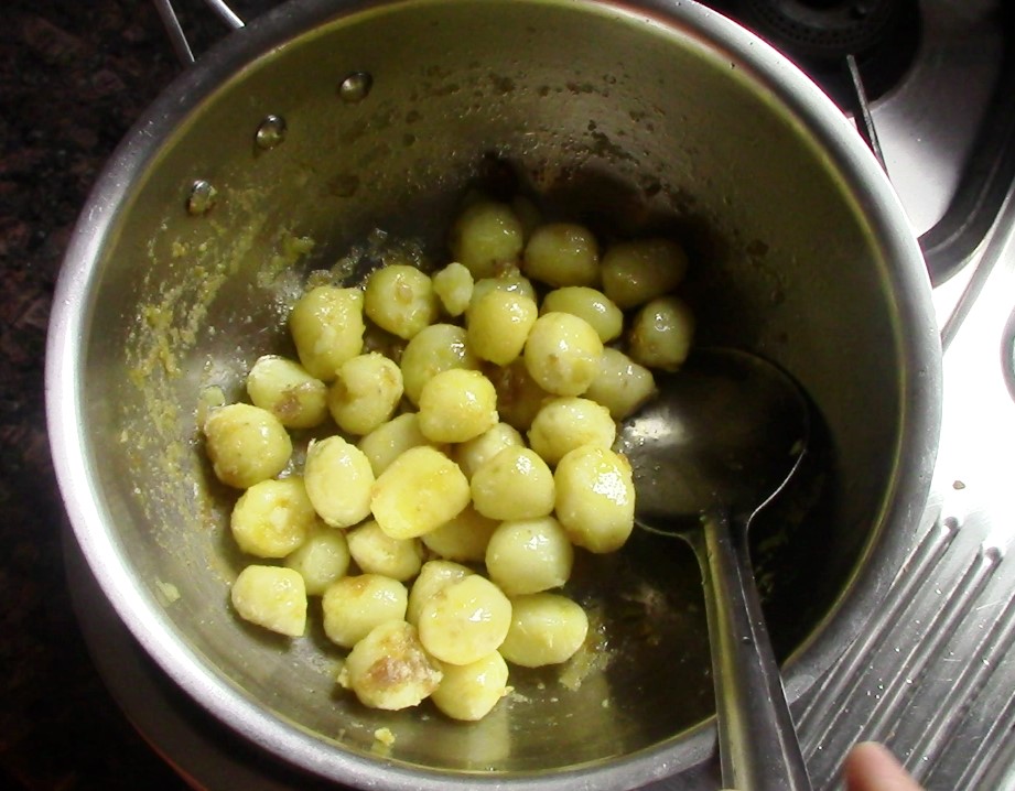 How to Make Kashmiri Dum Aloo