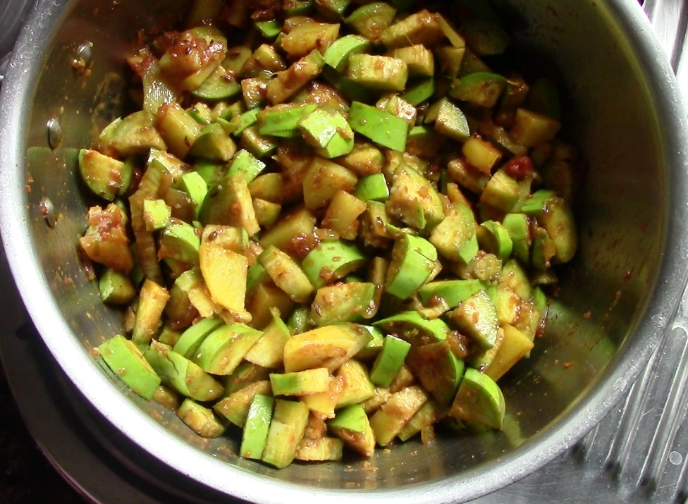 Green Brinjal Dry Veg / Hare Baingan Ki Sabji / Eggplant Curry