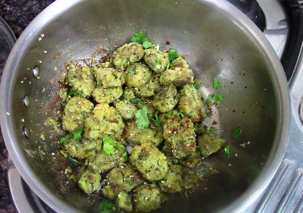 Lauki muthiya recipe / No onion no garlic doodhi muthia recipe