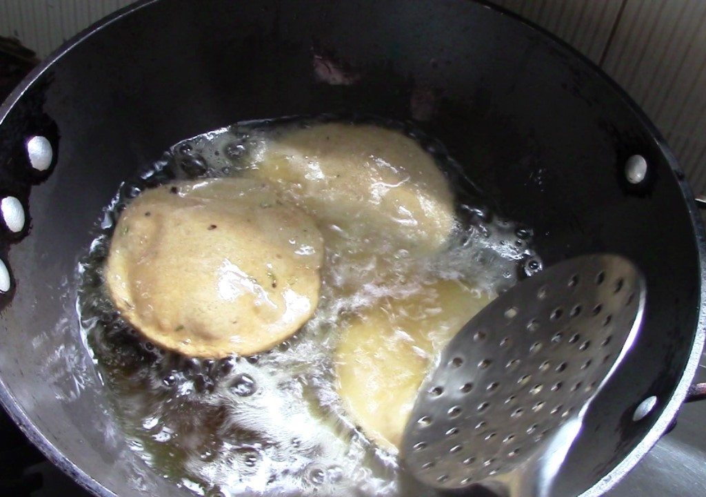 Meethi Poori Recipe/ Sweet Poori With Jaggery