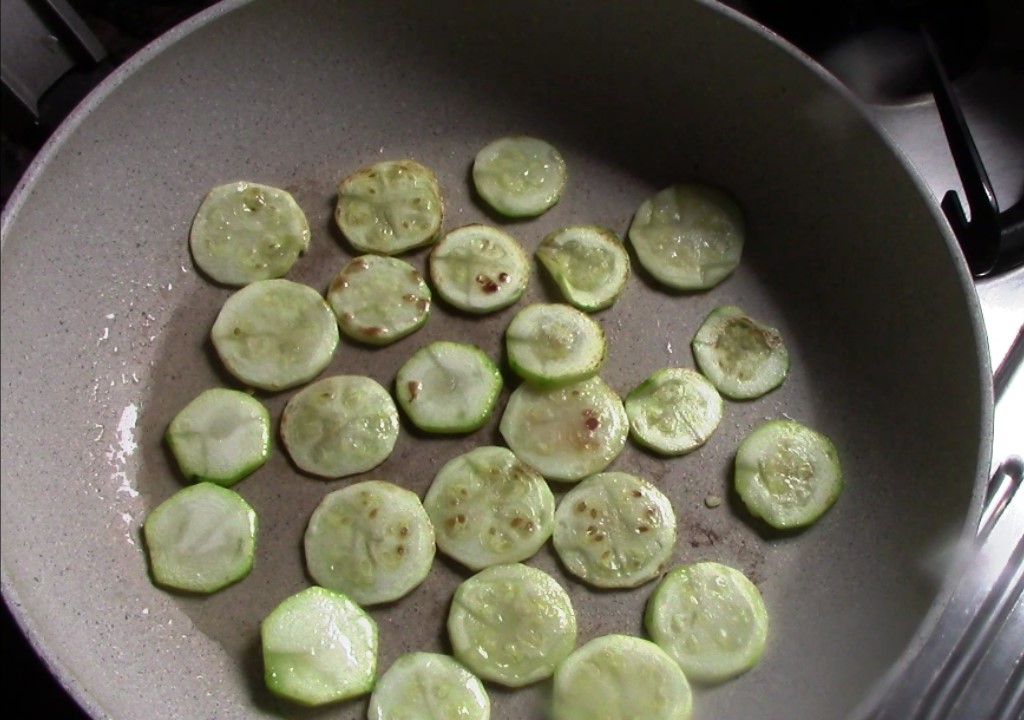 Mixed peas salad with roasted zucchini