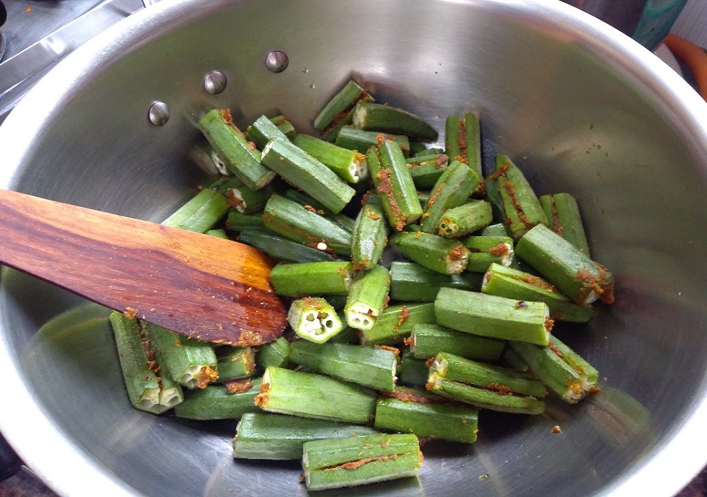 Easy Bharwa Bhindi Masala | Stuffed Okra Recipe