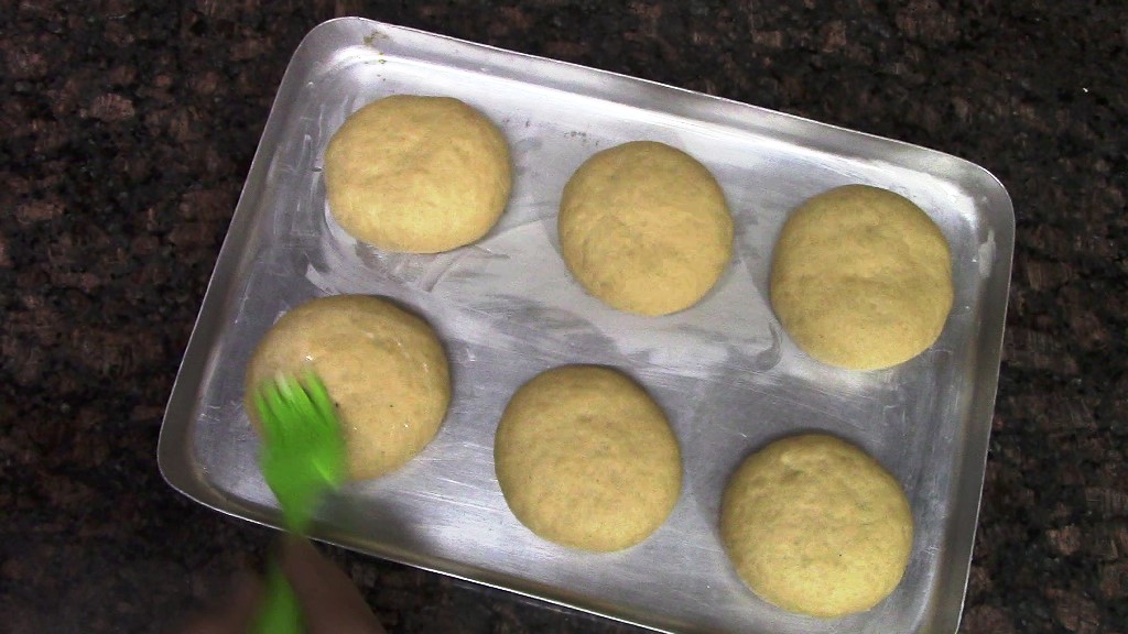 Eggless Stuffed Mawa Sweet Buns | Bakery Style Thengai Bun