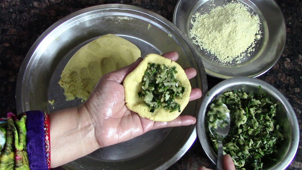 Aloo Methi Stuffed Makki Ka Paratha |  Easy Punjabi Style Stuffed Pratha