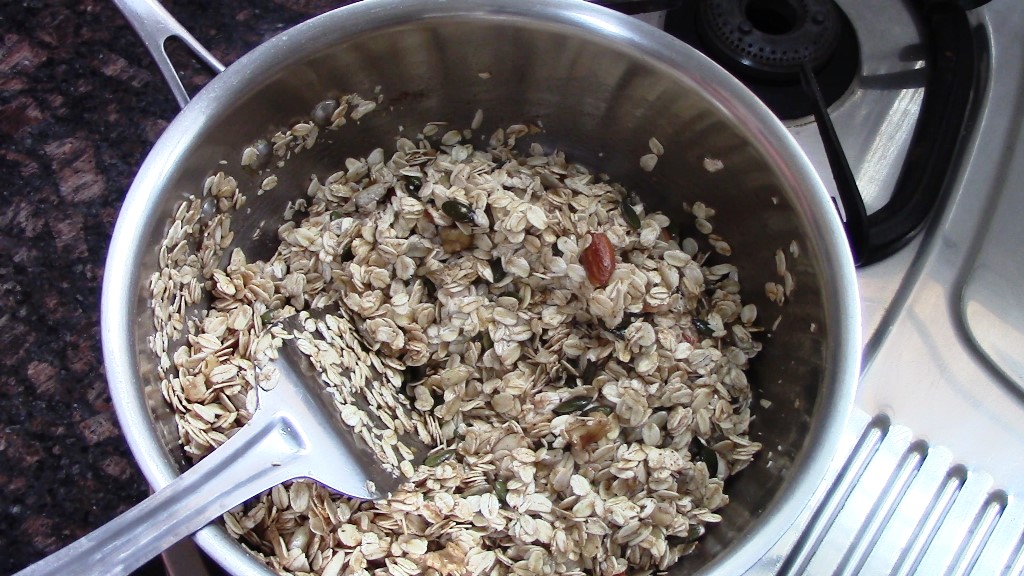 Easy No-Bake Oats Granola: A Quick and Healthy Treat