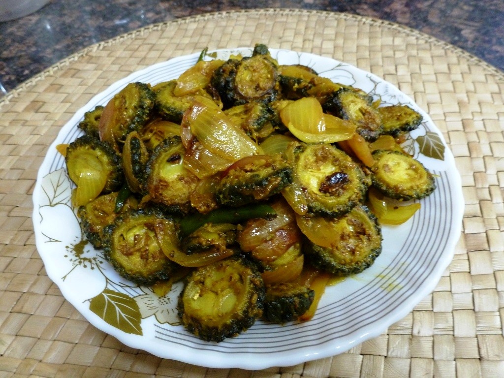 karele aur pyaj ki sabji