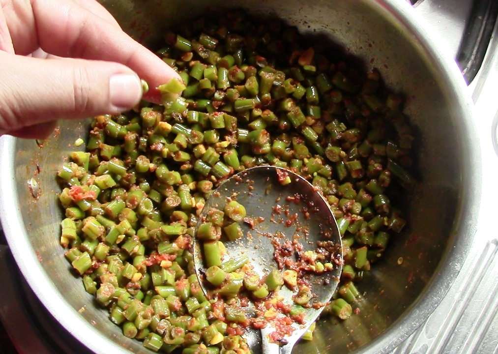 Garlic Flavoured Green Beans / Dry French Beans Curry