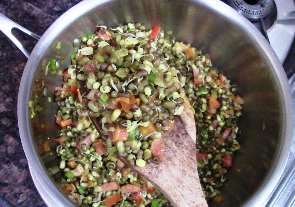 Sprouts With Veggies Stir Fry / Healthy Moong Dal Sprouts Recipe