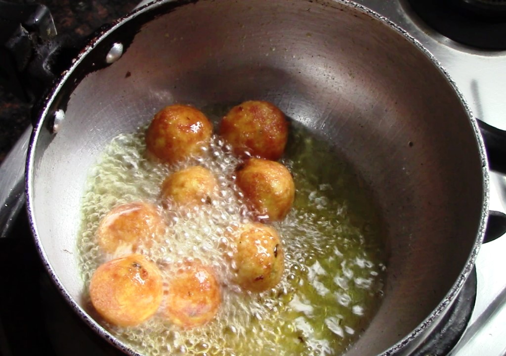 Shallow Fried Paneer Kofta Curry (No Fresh Cream)