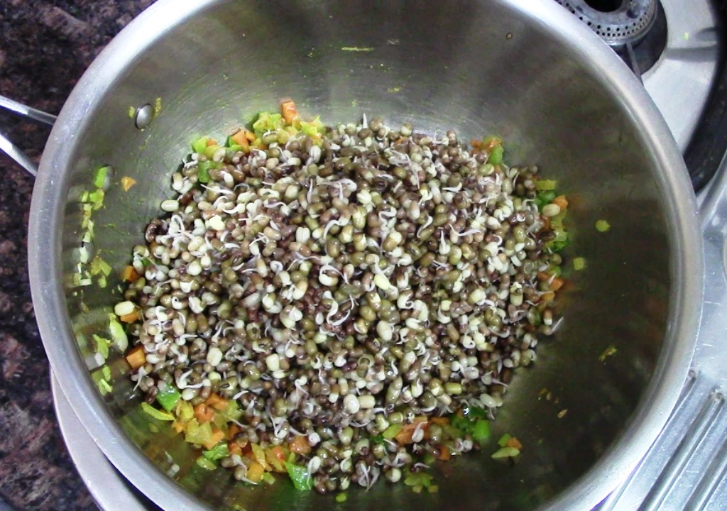 Sprouts With Veggies Stir Fry / Healthy Moong Dal Sprouts Recipe