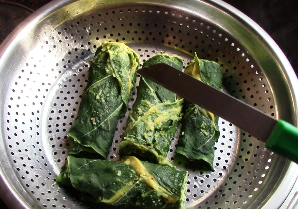 Arbi leaves pakoda recipe/ Arbi Patra / Colocasia leaves fritters 