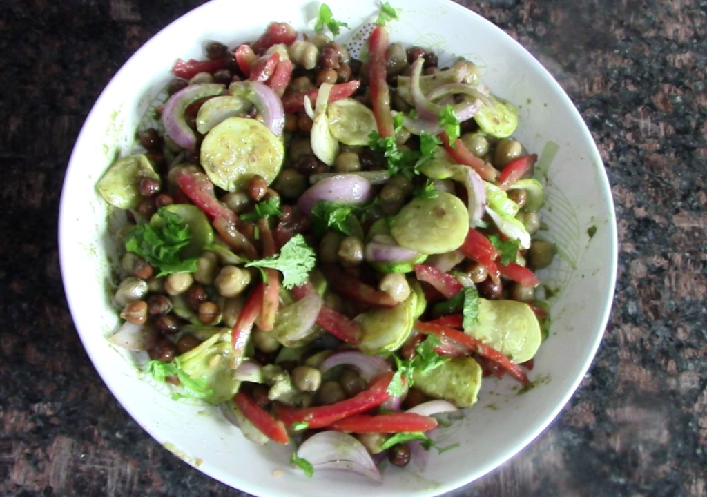 Mixed peas salad with roasted zucchini