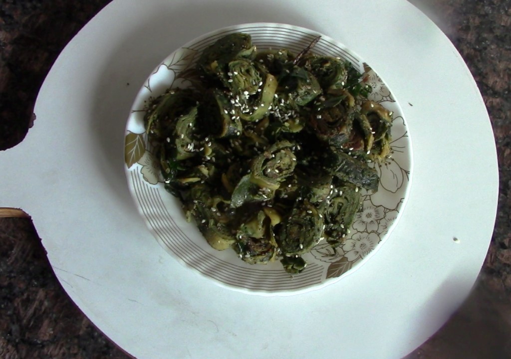 Arbi leaves pakoda recipe/ Arbi Patra / Colocasia leaves fritters 