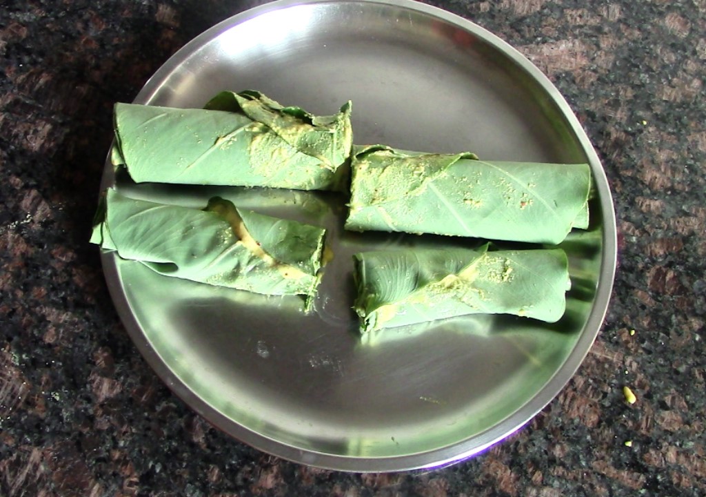 Arbi leaves pakoda recipe/ Arbi Patra / Colocasia leaves fritters 