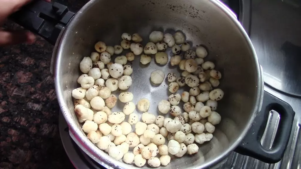 How to Make Methi Panjiri With Jaggery | मेथी रागी पंजीरी रेसिपी 14 12 Healthically Kitchen