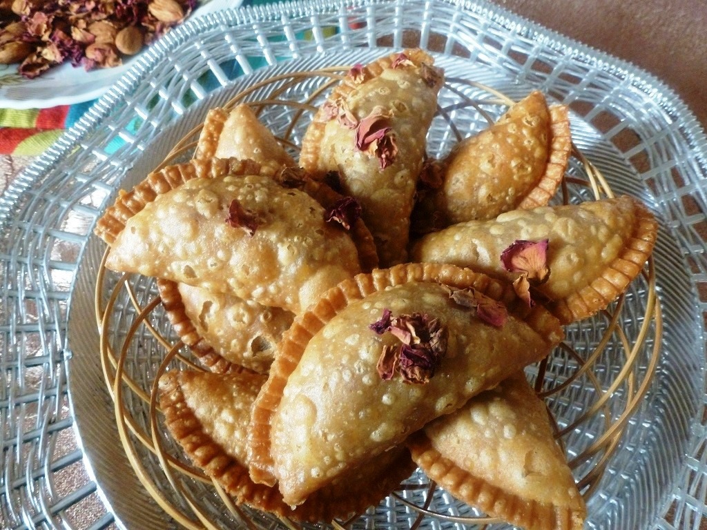 How to Make Gulkand Gujiya 