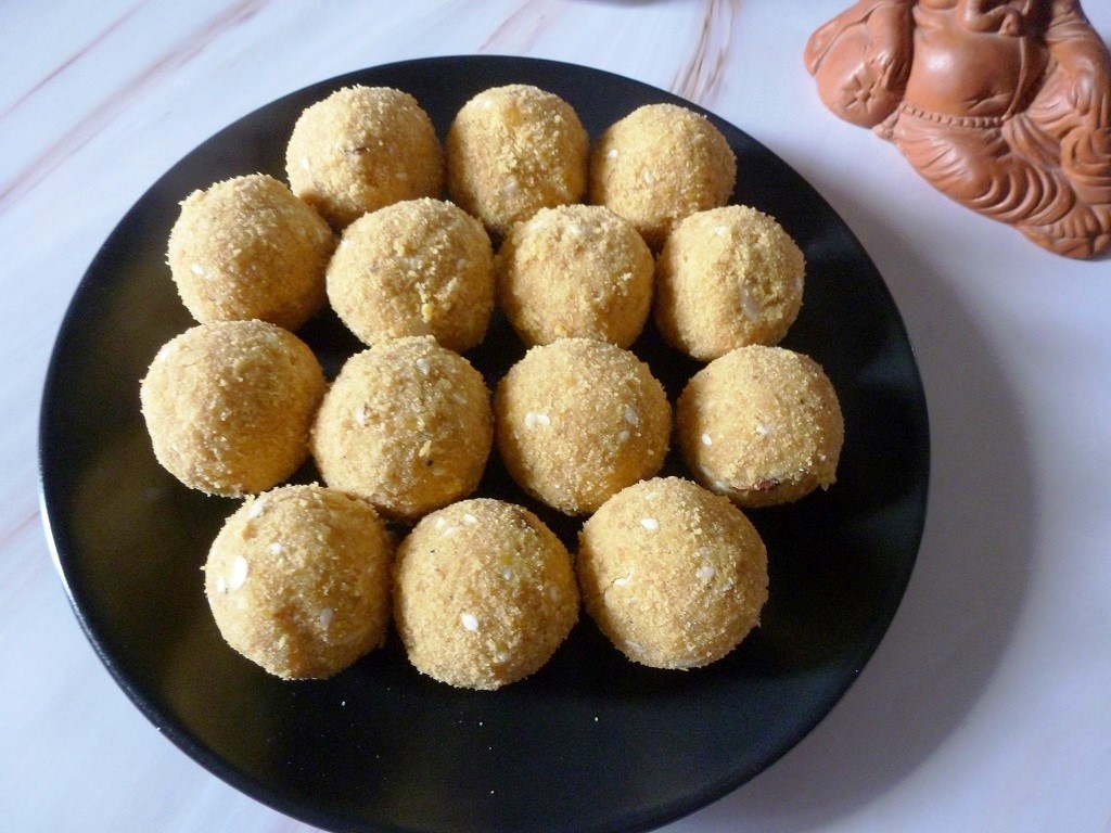 Chana Dal Ladoo Recipe | Healthy Ladoo Without Refined Sugar