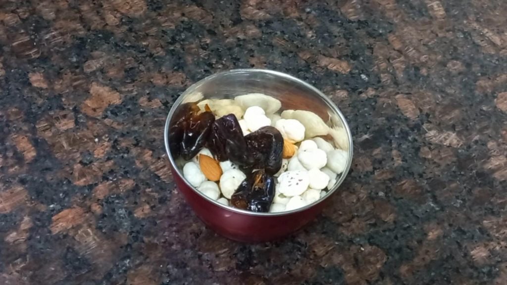 Lauki Makhana Milkshake Recipe | Healthy Dry Fruit Smoothie 6 dates Healthically Kitchen