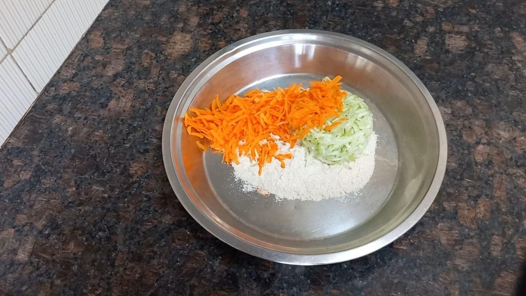Rajgira Nashta for Vrat | Rajgira Roti, Cucumber Raita & Paneer Dip 11 rajgira att with ghiya carrot Healthically Kitchen